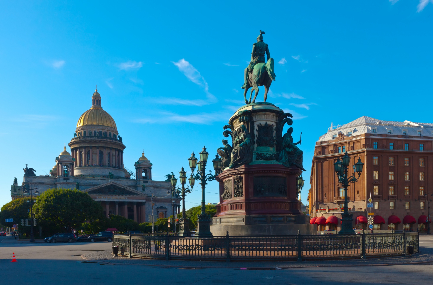 Санкт-Петербург ждет Вас!